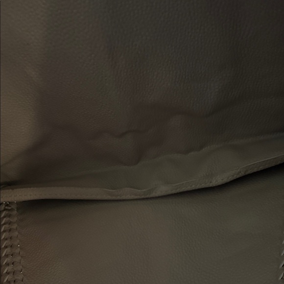 Bagdley Mischka Chic Beige Leather Shoulder Bag with Gold Chain - Picture 8 of 13